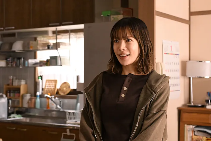 『夫に間違いありません』に出演する桜井ユキさんが写る場面写真