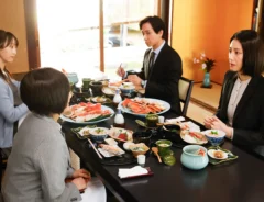 『夫に間違いありません』に出演する松下奈緒さんと余 貴美子さんが写る場面写真