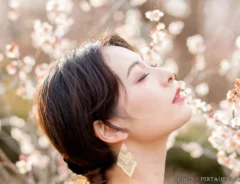梅の花と女性の写真