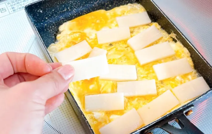 『餅の玉子焼き』を作る写真（撮影：キジカク）