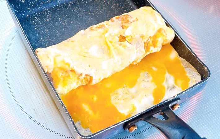 『餅の玉子焼き』を作る写真（撮影：キジカク）