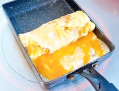 『餅の玉子焼き』を作る写真（撮影：キジカク）