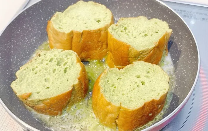 『抹茶アイスフレンチトースト』を作る写真（撮影：キジカク）