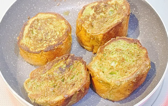 『抹茶アイスフレンチトースト』を作る写真（撮影：キジカク）