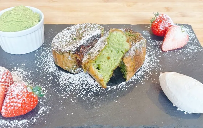 『抹茶アイスフレンチトースト』の完成写真（撮影：キジカク）