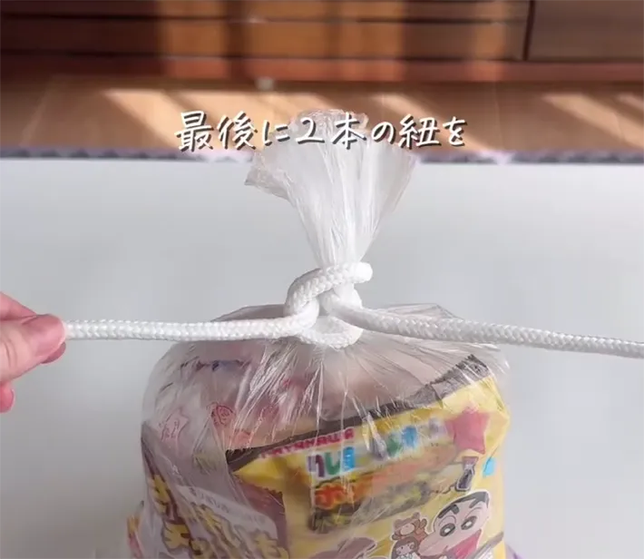 ビニール袋を紐で結ぶ