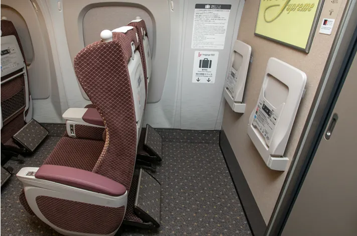 グリーン車の荷物スペースの写真