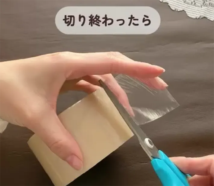 セロハンテープを切る