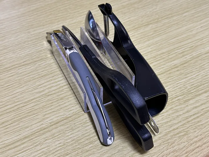 『デスク仕切りスタンド ショート』にキッチン用品を立てている画像（撮影：grapeライフハック編集部）