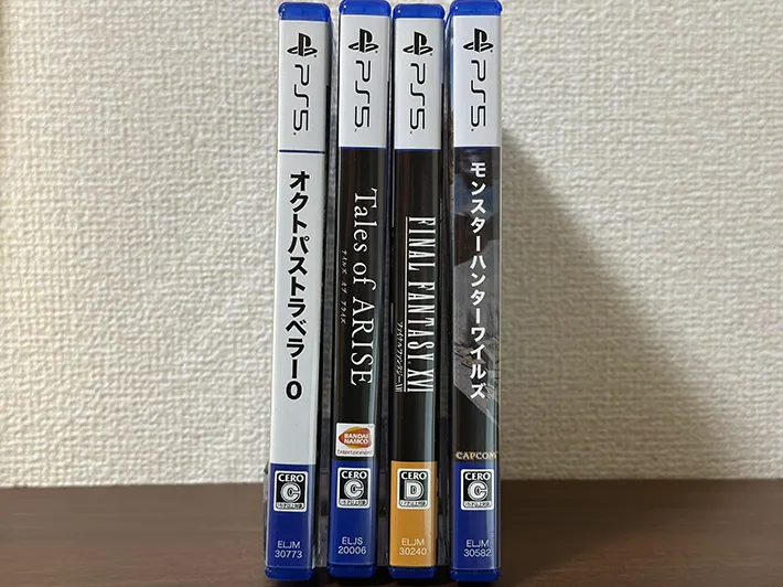 『デスク仕切りスタンド ショート』にゲームソフトを立てている画像（撮影：grapeライフハック編集部）