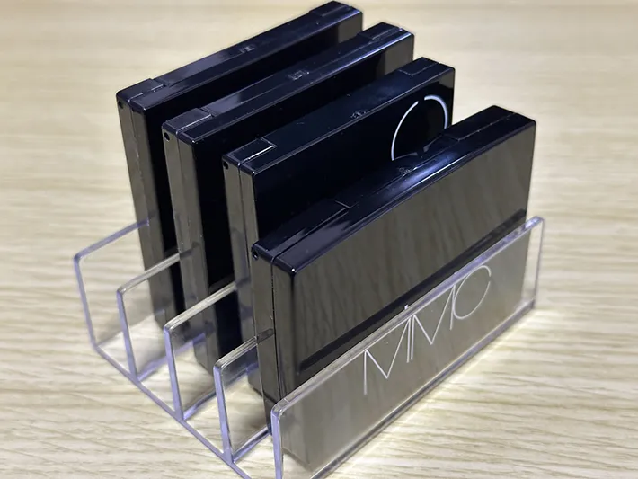 『デスク仕切りスタンド ショート』にコスメ用品を立てている画像（撮影：grapeライフハック編集部）