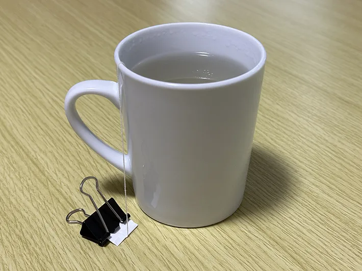 ティーバッグにダブルクリップをつけている画像（撮影：grapeライフハック編集部）