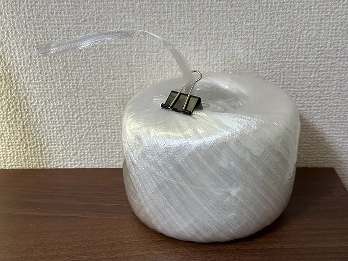 ビニール紐にダブルクリップをつけている画像（撮影：grapeライフハック編集部）