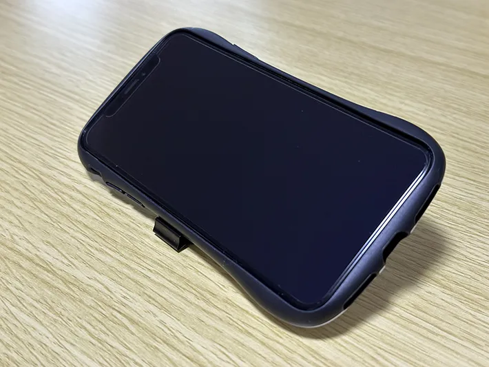 ダブルクリップで作った簡易スマホスタンドとスマホの画像（撮影：grapeライフハック編集部）