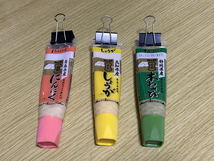 チューブの調味料に25mm幅のダブルクリップを挟んだ画像（撮影：grapeライフハック編集部）