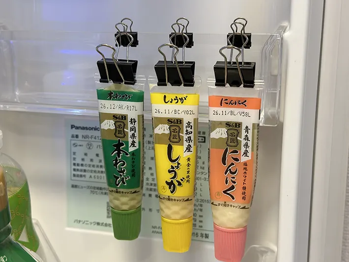 ダブルクリップでチューブの調味料を浮かせて保管している画像（撮影：grapeライフハック編集部）