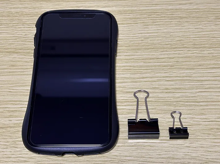 スマホとダブルクリップの比較画像（撮影：grapeライフハック編集部）