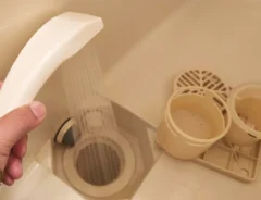 お風呂の排水口の写真(画像提供:山根桂子)