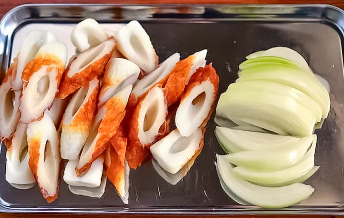 切ったちくわとタマネギの写真（撮影：小泉明代）