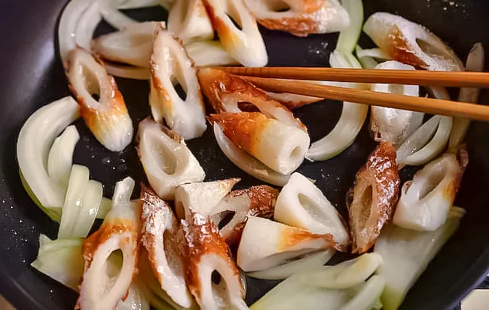 『ちくわのショウガ焼き』の炒め始めの写真（撮影：小泉明代）