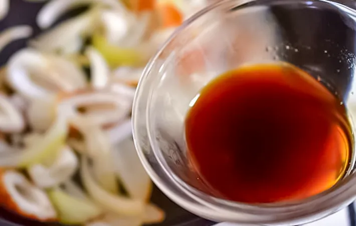 タレを加える写真（撮影：小泉明代）