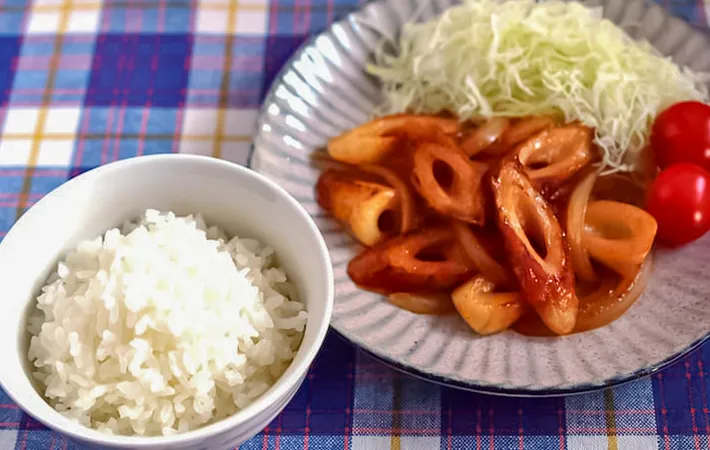 ご飯と『ちくわのショウガ焼き』の写真（撮影：小泉明代）