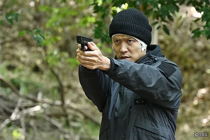 『リブート』に出演する鈴木亮平さんが写る場面写真