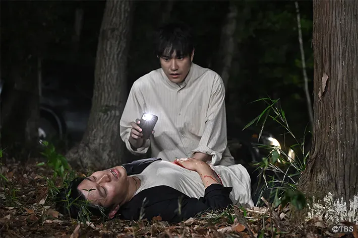 『リブート』に出演する鈴木亮平さんと松山ケンイチさんが写る場面写真