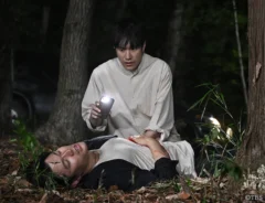 『リブート』に出演する鈴木亮平さんと松山ケンイチさんが写る場面写真