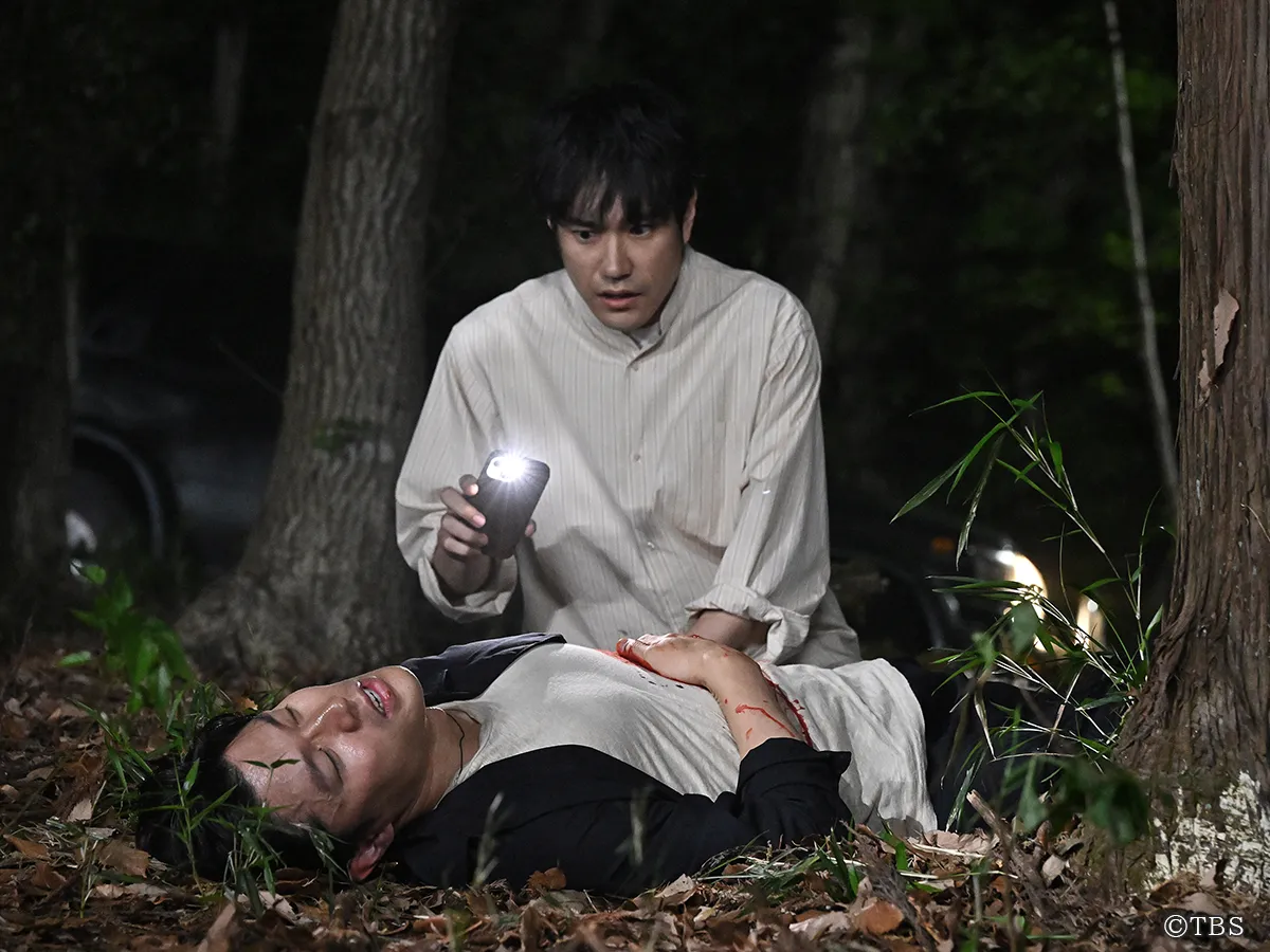 『リブート』に出演する鈴木亮平さんと松山ケンイチさんが写る場面写真