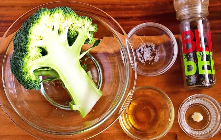 『焼きブロッコリー』の材料写真（撮影：小泉明代）