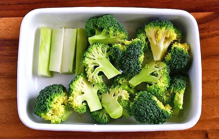 『焼きブロッコリー』を作る写真（撮影：小泉明代）