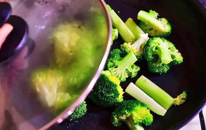 『焼きブロッコリー』を作る写真（撮影：小泉明代）