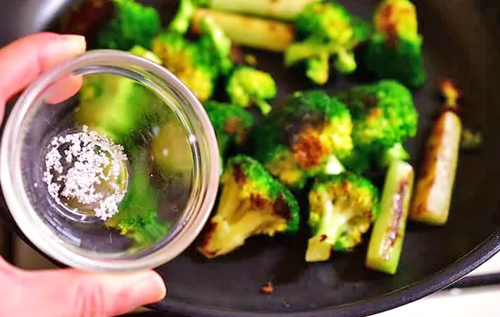 『焼きブロッコリー』を作る写真（撮影：小泉明代）