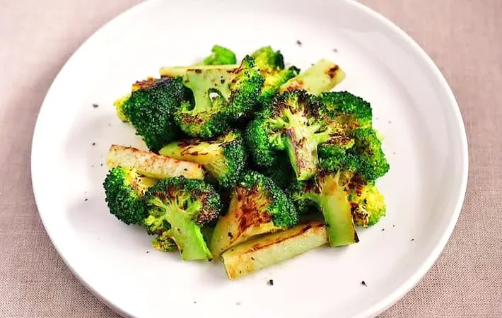 『焼きブロッコリー』の完成写真（撮影：小泉明代）