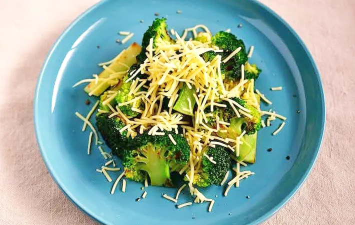『チーズがけ焼きブロッコリー』の完成写真（撮影：小泉明代）