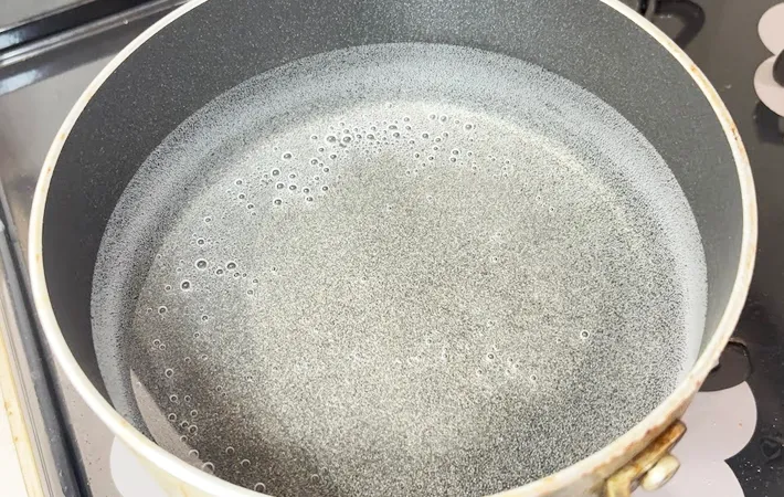 『おたまを使うポーチドエッグ』を作る写真（撮影：キジカク）