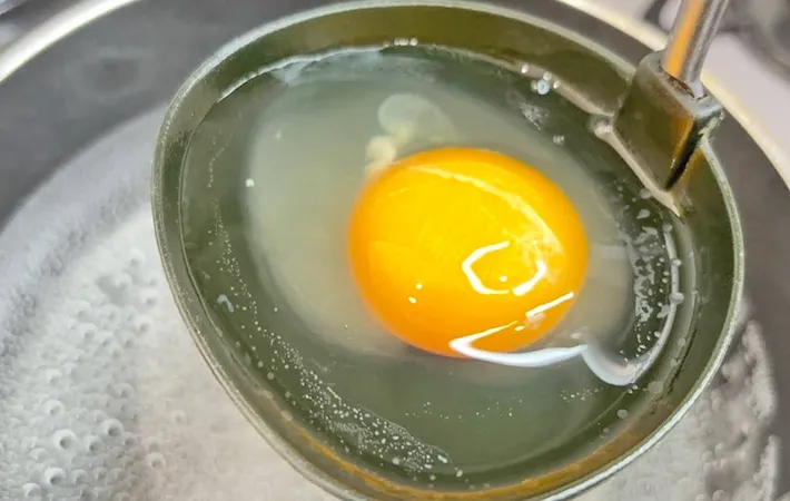 『おたまを使うポーチドエッグ』を作る写真（撮影：キジカク）