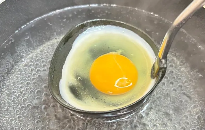『おたまを使うポーチドエッグ』を作る写真（撮影：キジカク）