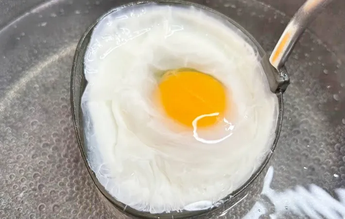 『おたまを使うポーチドエッグ』を作る写真（撮影：キジカク）
