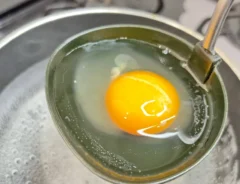 『おたまを使うポーチドエッグ』を作る写真(撮影:キジカク)