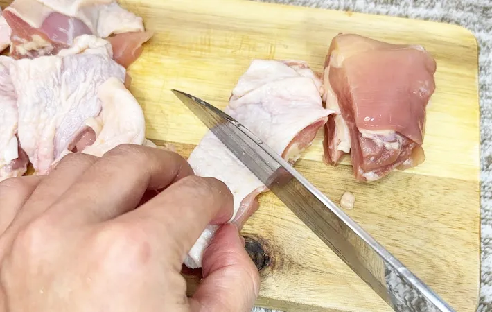 『カルピスでジューシーフライドチキン』を作る写真（撮影：キジカク）