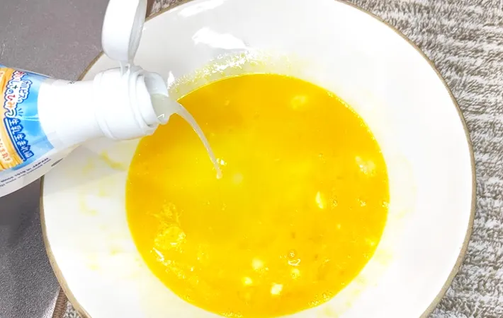 『カルピスでジューシーフライドチキン』を作る写真（撮影：キジカク）