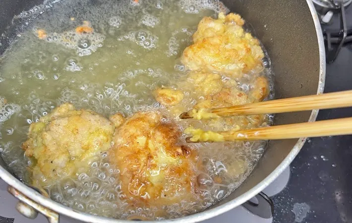 『カルピスでジューシーフライドチキン』を作る写真（撮影：キジカク）