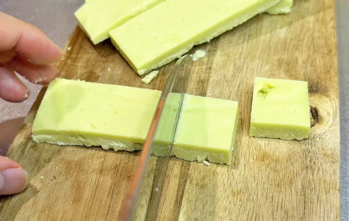 『抹茶ミルク生チョコ』を作る写真（撮影：キジカク）