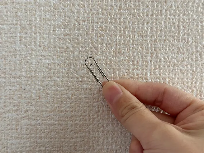 クリップを手に持つ画像（撮影：grapeライフハック編集部）