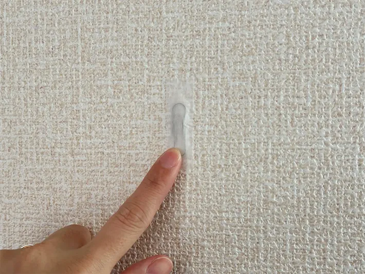 クリップをマスキングテープで壁に貼りつける画像（撮影：grapeライフハック編集部）