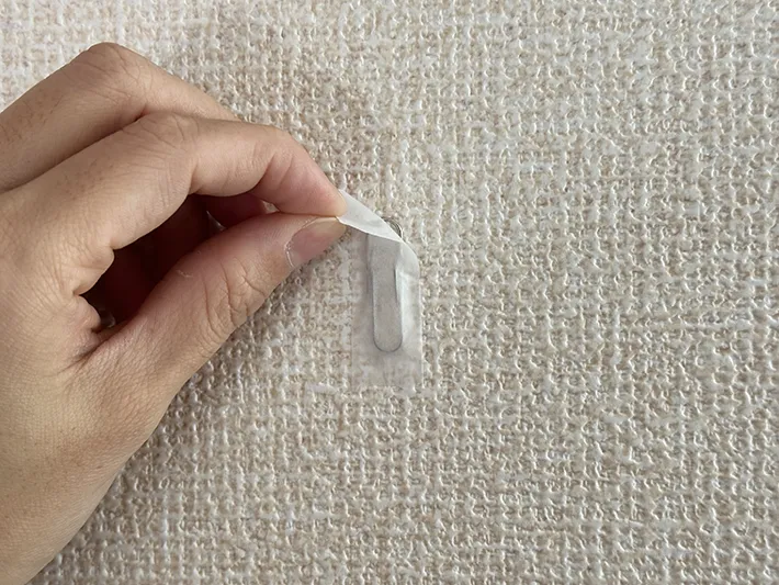 マスキングテープを剥がす画像（撮影：grapeライフハック編集部）