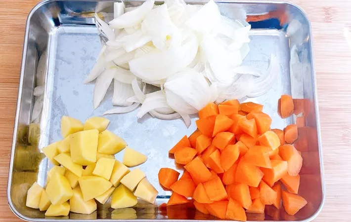 『牛乳入りカレーライス』を作る写真（撮影：キジカク）