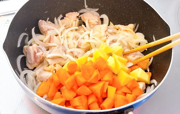 『牛乳入りカレーライス』を作る写真（撮影：キジカク）